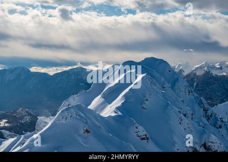 Sur le mont Zoncolan, les alpes carniques après une grosse chute de neige. Province d'Udine, région de Friuli-Venezia Giulia, Italie Banque D'Images