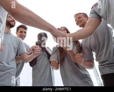 Poignée solide des deux dirigeants dans le cercle des amis Banque D'Images