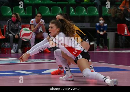 Cuneo, Italie. 12th févr. 2022. Kuznetsova Sofya (Bosca Cuneo) pendant Bosca S.Bernardo Cuneo vs Igor Gorgonzola Novara, Volleyball Italien série A1 Match de femmes à Cuneo, Italie, février 12 2022 crédit: Agence de photo indépendante/Alamy Live News Banque D'Images