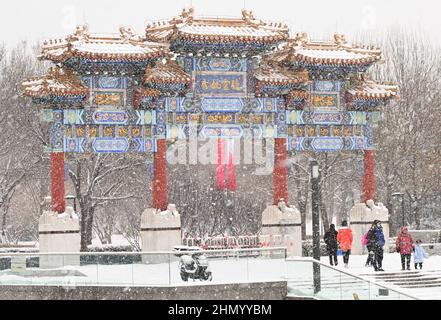 Pékin, Chine. 13th févr. 2022. Les visiteurs apprécient le paysage en neige au parc olympique de Beijing, capitale de la Chine, le 13 février 2022. Crédit : Wu Wei/Xinhua/Alay Live News Banque D'Images