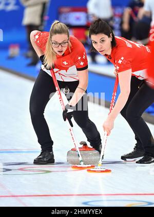 Pékin, Chine. 13th févr. 2022. Alina Paetz (L), de Suisse, participe à la session ronde des femmes en curling 6 des Jeux olympiques d'hiver de Beijing 2022 entre la Suisse et le Canada au Centre aquatique national de Beijing, capitale de la Chine, le 13 février 2022. Credit: Huang Xiaobang/Xinhua/Alay Live News Banque D'Images