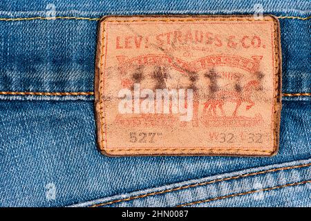 Emblème Levi Strauss & Co. Sur un Jean bleu classique 527 à coupe semi-évasée Banque D'Images