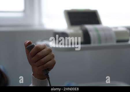 Gros plan femme enceinte sur la table de l'hôpital pendant la cardiotographie de contrôle médical.Consulter un médecin gynécologue à la clinique pour un consultant en grossesse Banque D'Images