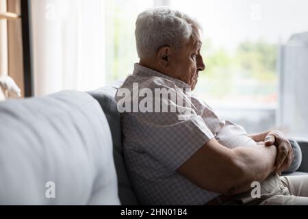 Triste pessimiste vieux homme âgé se sentant déprimé, seul Banque D'Images