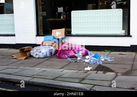 Woodbridge Suffolk UK janvier 07 2022: Sacs de déchets qui ont été laissés à l'extérieur d'un restaurant prêt pour la collecte qui ont été divisés ouvert et cau Banque D'Images