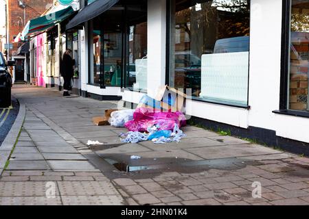 Woodbridge Suffolk UK janvier 07 2022: Sacs de déchets qui ont été laissés à l'extérieur d'un restaurant prêt pour la collecte qui ont été divisés ouvert et cau Banque D'Images