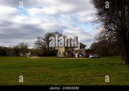 Woodbridge, Suffolk, Royaume-Uni février 09 2022: Une grande ferme de campagne qui a un grand jardin et des prairies attachées Banque D'Images