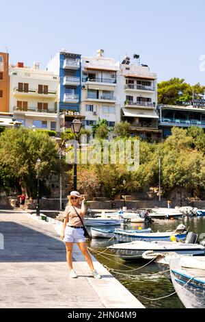 Belle vue sur le port d'Agios Nicolas, Crète Banque D'Images