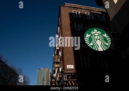 Logo Starbucks prenant la lumière du soleil sur Tottenham court Road lors d'une journée hivernale froide à Londres, Royaume-Uni Banque D'Images