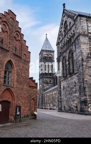 La place vide en face de la cathédrale de Lund (Lunds domkyrka) par une froide journée d'hiver Banque D'Images