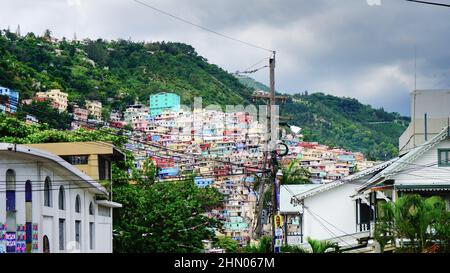 Vue sur Port-au-Prince et le Jalousie, un quartier extrêmement pauvre de la banlieue de Pétionville, Port-au-Prince. Banque D'Images