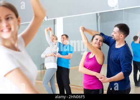 Jeune couple pratiquant la danse active en paire Banque D'Images