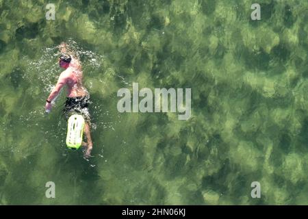 Wasserburg am Bodensee, Allemagne. 13th févr. 2022. Le nageur de glace Paul Bieber, âgé de 38 ans, filme à un nouveau record allemand dans la nage au bord du lac Constance (tiré avec un drone). Il a oscigé sur une distance de 1694 mètres en 36,03 minutes à une température moyenne de l'eau de 4,2 degrés Celsius et à une vitesse de vent de sept nœuds. Credit: Felix Kästle/dpa/Alay Live News Banque D'Images