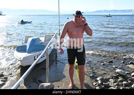 Wasserburg am Bodensee, Allemagne. 13th févr. 2022. Paul Bieber, nageur de glace de 38 ans, débarque sur le lac de Constance après avoir enregistré un record en natation sur glace. Il a atteint le nouveau record allemand dans la natation de la distance de glace. Bieber Swam la distance de 1694 mètres en 36,03 minutes à une température moyenne de l'eau de 4,2 degrés Celsius et sept noeuds de vitesse du vent. Credit: Felix Kästle/dpa/Alay Live News Banque D'Images