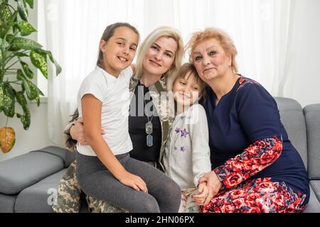 Petite fille de femme embrassant mère de soldat, réunion de famille, patriote Banque D'Images