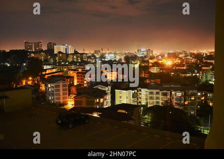 Paysage de la ville de Nairobi au Kenya la nuit Banque D'Images