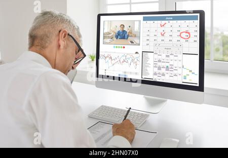 Responsable planifiant le planning de travail et utilisant l'application de calendrier professionnel sur son ordinateur Banque D'Images