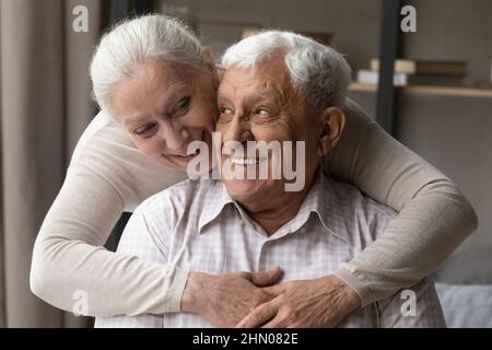 Joyeux couple de 70s 80s personnes âgées en train de parler, de rire Banque D'Images