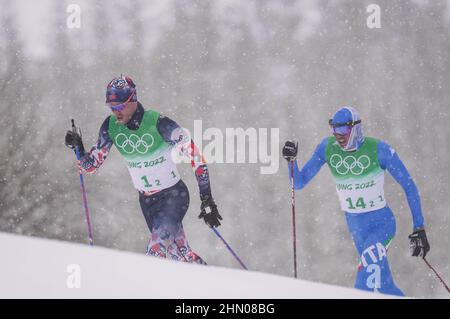 Zhangjiakou, province chinoise du Hebei. 13th févr. 2022. Paal Golberg (L) de Norvège participe à la compétition pendant le relais de 4 x 10 km des Jeux Olympiques d'hiver de Beijing au Centre national de ski de fond de Zhangjiakou, dans la province de Hebei, dans le nord de la Chine, le 13 février 2022. Credit: Hu Huhu/Xinhua/Alay Live News Banque D'Images