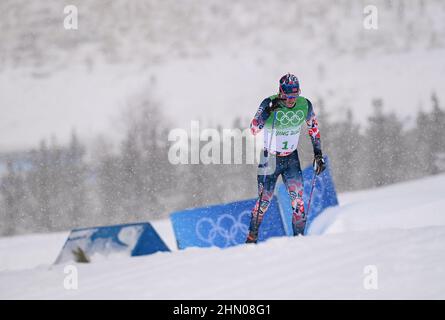 Zhangjiakou, province chinoise du Hebei. 13th févr. 2022. Paal Golberg, de Norvège, est en compétition pendant le relais de 4 x 10 km de ski de fond des Jeux Olympiques d'hiver de Beijing au Centre national de ski de fond de Zhangjiakou, dans la province du Hebei, au nord de la Chine, le 13 février 2022. Credit: Hu Huhu/Xinhua/Alay Live News Banque D'Images
