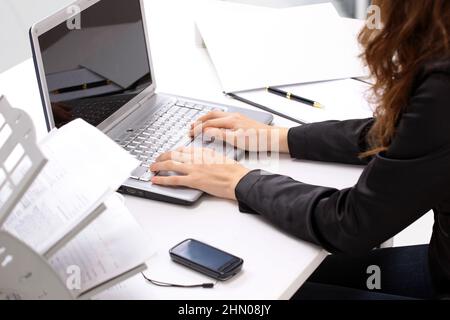 Les femmes tapissent sur un clavier et tiennent la souris Banque D'Images