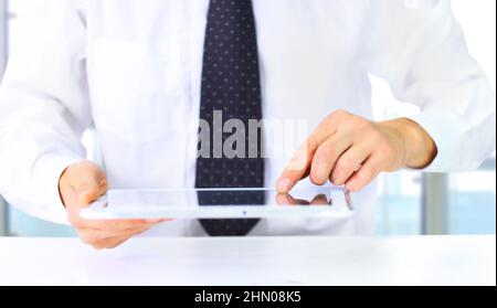 Businessman reading sur tablet pc au bureau Banque D'Images