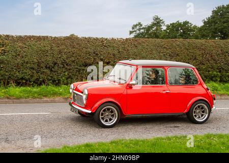 1982 80s mini-voiture à essence Austin Morris 998cc rouge des années 80 ; en route pour le spectacle de voiture classique de Capesthorne Hall de juillet, Cheshire, Royaume-Uni Banque D'Images