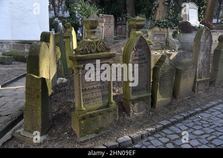 Miskolc, une grande ville du nord de la Hongrie : cimetière par église réformée Banque D'Images