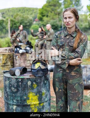 Bouleverser fille avec après coup direct dans le jeu de paintball Banque D'Images