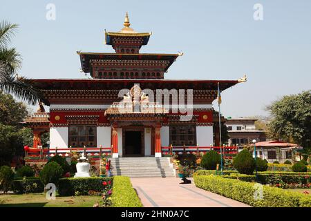 Temple bhoutanais à côté de la statue du Grand Bouddha à Bodhgaya, Inde Banque D'Images