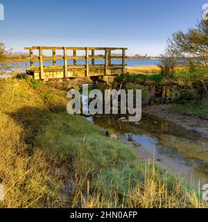 Chidham, Royaume-Uni - 16 mars 2020 : Église Bosham et village de l'autre côté de Cutmill Creek près de Chidham, West Sussex Banque D'Images