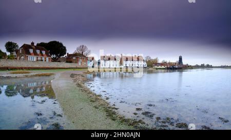 Langstone, Royaume-Uni - 4 mars 2020 : lever du soleil d'hiver au-dessus de Langstone Mill et du port avec le célèbre vieux pub, le Royal Oak, Hampshire, Royaume-Uni Banque D'Images