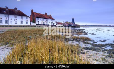 Langstone, Royaume-Uni - 4 mars 2020 : lever du soleil d'hiver au-dessus de Langstone Mill et du port avec le célèbre vieux pub, le Royal Oak, Hampshire, Royaume-Uni Banque D'Images