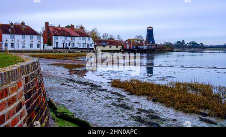 Langstone, Royaume-Uni - 4 mars 2020 : lever du soleil d'hiver au-dessus de Langstone Mill et du port avec le célèbre vieux pub, le Royal Oak, Hampshire, Royaume-Uni Banque D'Images