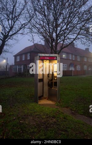 Boîtier d'appel public British Telecom. Photo prise tôt un matin humide et brumeux à Burnt Oak, Londres Banque D'Images