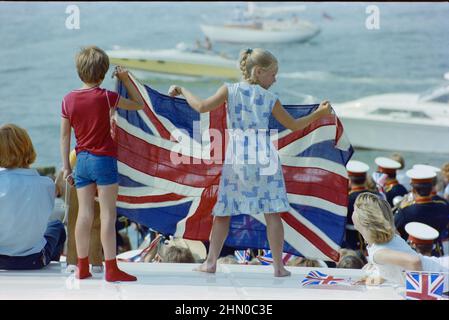 Grimpez pour avoir une vue dégagée sur le SS Canberra et accueillez les marines et l'équipage à bord. Banque D'Images