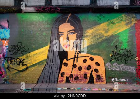 À l'arrière et en dessous de la gare de Waterloo, il y a une zone de graffiti autorisée. Le passage inférieur, Leake Street, est un point d'accès de la créativité Banque D'Images