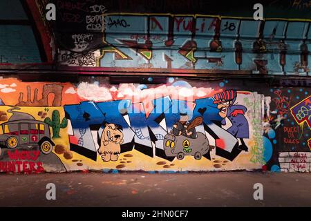 À l'arrière et en dessous de la gare de Waterloo, il y a une zone de graffiti autorisée. Le passage inférieur, Leake Street, est un point d'accès de la créativité Banque D'Images