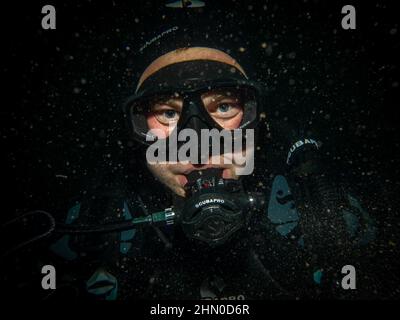 12 septembre 2021 - Hamburgsund, Suède : une photo sous-marine en gros plan d'un plongeur regardant directement dans la caméra. Photo des îles météo Banque D'Images