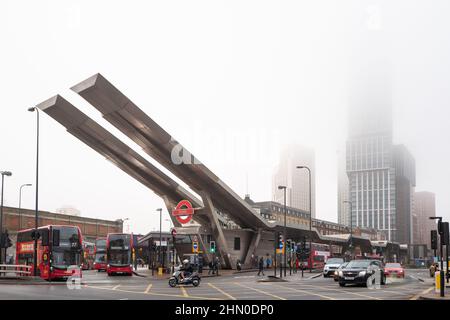 La gare routière de Vauxhall à Londres le matin est humide et brumeux. La gare routière de Vauxhall est adjacente au pont de Vauxhall, sur la Tamise Banque D'Images