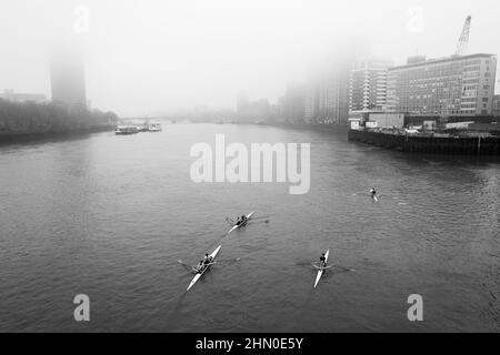 Les rameurs apparaissent sous le pont Vauxhall dans un matin froid et brumeux de Londres. Londres, Royaume-Uni Banque D'Images