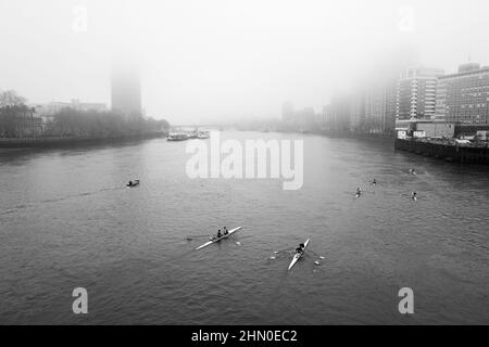 Les rameurs apparaissent sous le pont Vauxhall dans un matin froid et brumeux de Londres. Londres, Royaume-Uni Banque D'Images