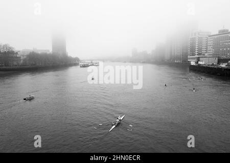 Les rameurs apparaissent sous le pont Vauxhall dans un matin froid et brumeux de Londres. Londres, Royaume-Uni Banque D'Images