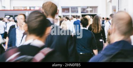 International anonyme foule au salon - photo défocused Banque D'Images