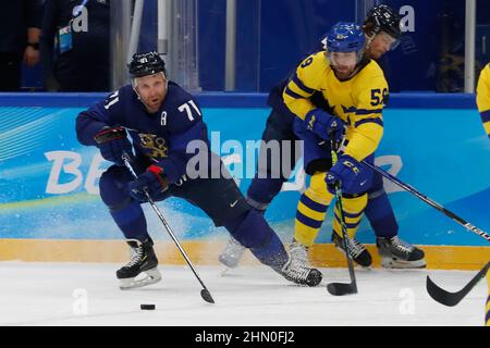 Pékin, Hebei, Chine. 13th févr. 2022. L'équipe de Finlande a fait avancer Leo Komarov (71) et l'équipe de Suède, Linus Johansson (59), dans le jeu de hockey sur glace masculin du groupe C lors des Jeux Olympiques d'hiver de Beijing 2022 au stade national intérieur. (Credit image: © David G. McIntyre/ZUMA Press Wire) Credit: ZUMA Press, Inc./Alamy Live News Banque D'Images