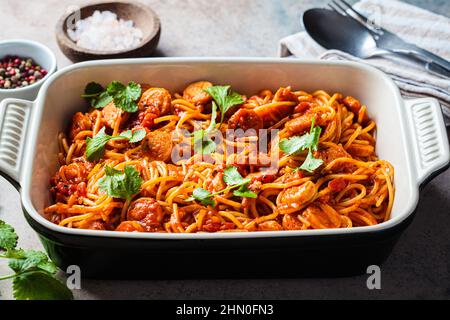 Pâtes spaghetti cuites au four avec saucisses, sauce tomate. Banque D'Images