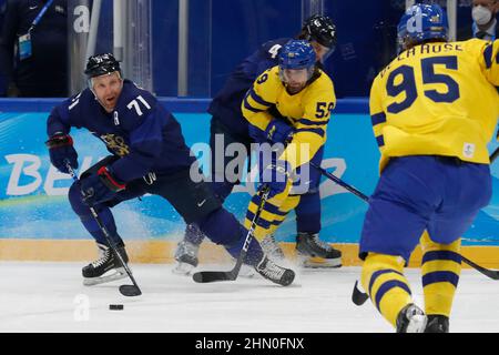 Pékin, Hebei, Chine. 13th févr. 2022. L'équipe de Finlande a fait avancer Leo Komarov (71) et l'équipe de Suède, Linus Johansson (59), dans le jeu de hockey sur glace masculin du groupe C lors des Jeux Olympiques d'hiver de Beijing 2022 au stade national intérieur. (Credit image: © David G. McIntyre/ZUMA Press Wire) Credit: ZUMA Press, Inc./Alamy Live News Banque D'Images