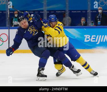 Pékin, Hebei, Chine. 13th févr. 2022. Leo Komarov (71), un attaquant de l'équipe de Finlande, est renversé par le défenseur de l'équipe de Suède, Jonathan Pudas (64), lors du match de hockey sur glace du groupe C pour hommes lors des Jeux olympiques d'hiver de 2022 à Beijing au stade national intérieur. (Credit image: © David G. McIntyre/ZUMA Press Wire) Credit: ZUMA Press, Inc./Alamy Live News Banque D'Images