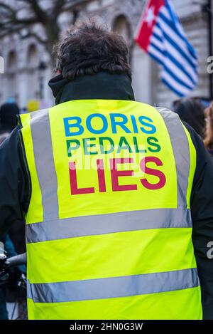 Boris Pedles se trouve sur un dos de veste jaune réfléchissante pour le cyclisme lors d'une protestation contre l'augmentation du coût de la vie, Whitehall, Londres, Royaume-Uni 12/02/2022 Banque D'Images