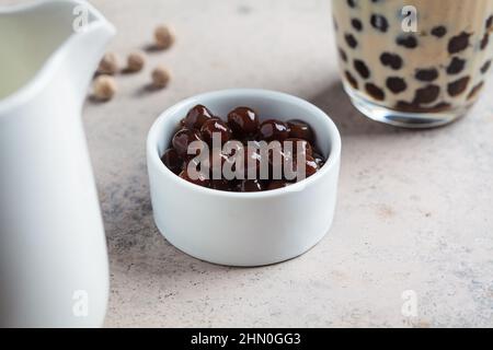 Perles de tapioca dans un bol blanc pour la cuisson du thé moussant. Banque D'Images